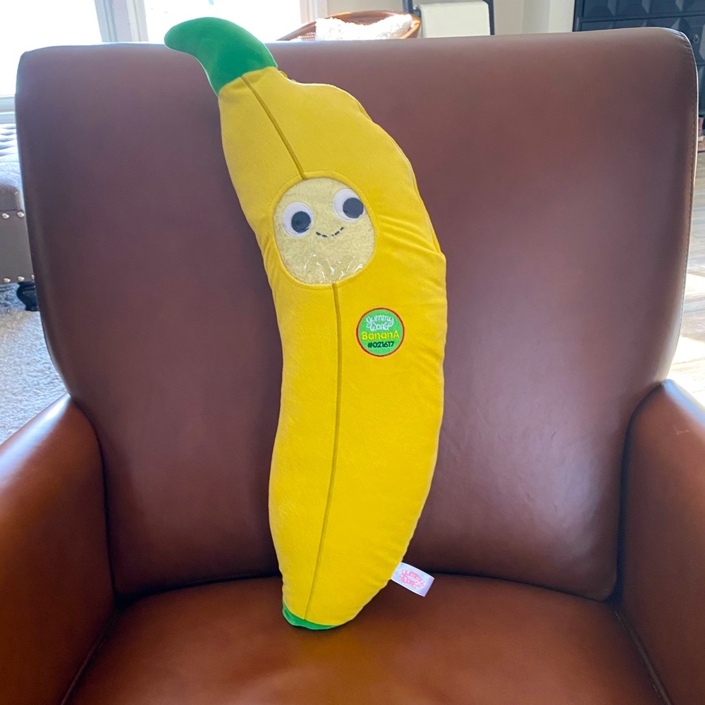 Yummy World xl Bruce the Banana - peeling zips down half-way